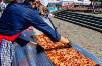 У Дніпрі на День міста встановили національний рекорд з випікання піци в українському орнаменті