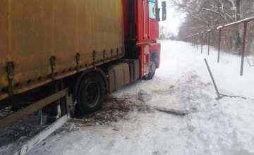 Под Днепром водитель RENAULT Magnum съехал в кювет и застрял в снежном сугробе