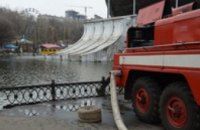 Днепропетровские спасатели откачивают воду из озера в парке Глобы
