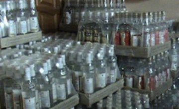В Полтавской области на легальном ликероводочном заводе в «третью смену» производили контрафактный алкоголь