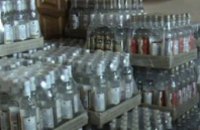 В Полтавской области на легальном ликероводочном заводе в «третью смену» производили контрафактный алкоголь