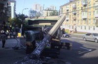 В Киеве троллейбус снес фонарный столб, 3 человека пострадали