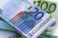 Евро на межбанке продолжает падать