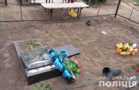 На Днепропетровщине 14-летний парень устроил погром на кладбище 