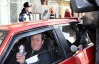 Запорожские ГАИшники вручили автолюбителям за прилежное вождение фигурками Дедов Морозов