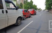 На Днепропетровщине три автомобиля попали в ДТП, стоя в пробке