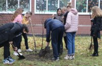 «Висаджування рослин – традиція»: дніпровська школа № 101 долучилася до акції «Обміняй папір на дерево»