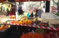В Ужгороде женщина на Mercedes въехала в лоток с фруктами: есть пострадавшие (ФОТО)