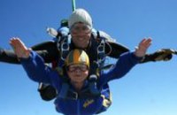 В Днепропетровской области пенсионерка прыгнула с парашютом с высоты 4,2 тыс. км