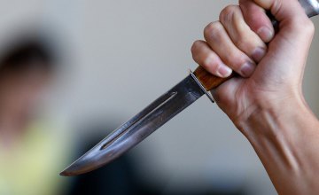 ​5 лет за решеткой: жительница Днепропетровщины за столом накинулась с ножом на своего знакомого 