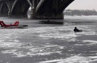 В Киеве с моста метро в Днепр упал мужчина