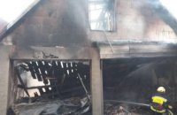 ​Под Днепром в результате пожара сгорел гараж и мансарда (ФОТО)