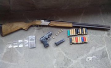 У жителя Новомосковска в доме обнаружили незарегистрированное оружие и наркотики
