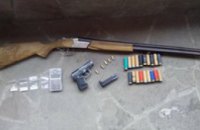У жителя Новомосковска в доме обнаружили незарегистрированное оружие и наркотики