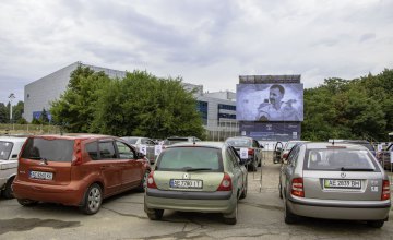 В Днепре начался первый автокинофестиваль украинского кино «FESTinCAR2020»