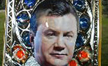  Януковича изобразили на коробке конфет 