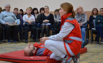 В Днепре спасатели и волонтеры Красного Креста провели мастер-класс для педагогов