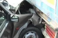 ДТП в Днепропетровске: ВАЗ-2109 въехал в стоящий на обочине грузовик