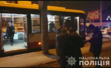 В Одессе уголовник ударил ножом пассажира троллейбуса