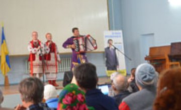 Кандидат в народные депутаты Павел Краснобрижий провел благотворительный концерт в доме престарелых и инвалидов