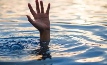  В Днепре на Монастырском острове чуть не утонул 17-летний парень
