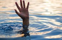  В Днепре на Монастырском острове чуть не утонул 17-летний парень