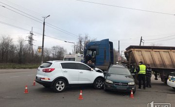 На Днепропетровщине произошло тройное ДТП с грузовиком: есть пострадавшие (ФОТО)