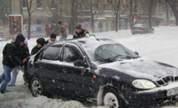 Восток Украины продолжает засыпать снегом