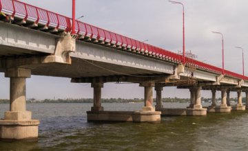 В Днепре девушка-подросток пыталась спрыгнуть с Нового моста из-за проблем с родителями