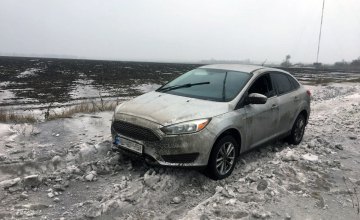 На Днепропетровщине спасатели помогли гражданину США, чей автомобиль застрял в сугробе