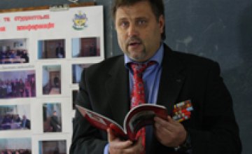 Экс-директор ХТЗ презентовал в Днепропетровске книги по истории тракторостроения