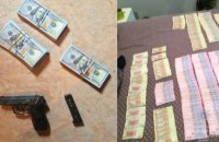 В Днепре задержали банду, которая украла у женщины 50 тыс. долларов и золотые украшения (ВИДЕО)