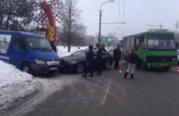 В Днепре на Набережной пассажирский автобус спровоцировал тройное ДТП