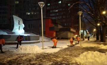 В Днепре после прохождения циклона коммунальные службы убирают снег и посыпают дороги