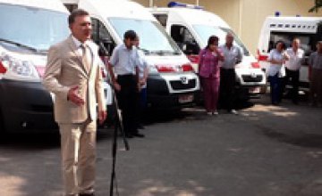Артур Мартовицкий вручил Павлоградской станции скорой медицинской помощи 4 новых автомобиля «скорой»