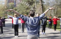 З музикою й танцями: у парку Глоби вперше у весняному сезоні провели нову оздоровчу руханку