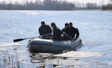 В Киеве продолжают искать 3-х мужчин, которые перевернулись на лодке, пытаясь добраться до о. Жуков (ВИДЕО)