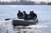 В Киеве продолжают искать 3-х мужчин, которые перевернулись на лодке, пытаясь добраться до о. Жуков (ВИДЕО)