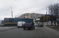 В Днепре на Тополе -2 легковушка влетела в фуру (ФОТО)