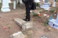 В Одесской области упавшая могильная плита убила ребенка