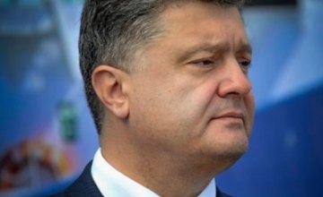 Порошенко обязал вывешивать флаги Украины на День защитника 