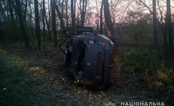 В Киевской области автомобиль перевернулся и врезался в дерево 