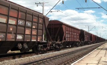 На Днепропетровщине иномарка попала под грузовой поезд на ж/д переезде: есть погибшие