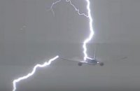 В аэропорту Амстердама молния попала в Boeing (ВИДЕО)