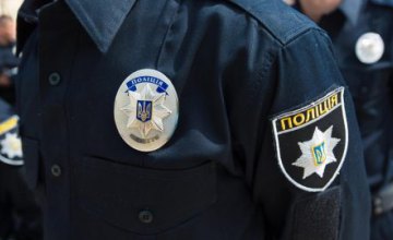 ​В Днепре во время марша футбольных фанатов «Динамо» и «Шахтера» серьезно пострадал полицейский 
