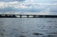 В Днепродзержинске, переплывая Днепр, чуть не утонули 2 мужчин