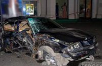 В центре Днепра иномарка вылетела на тротуар: два человека погибли 