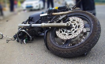 Не справился с управлением и влетел в бордюр: в Павлограде разыскивают свидетелей смертельного ДТП с мотоциклистом
