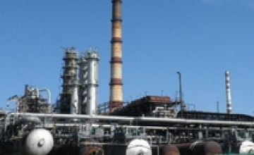 В Лисичанске горит нефтеперерабатывающий завод (ВИДЕО)