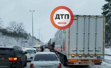В Киеве продолжается транспортный коллапс, вызванный снегопадом (ФОТО)